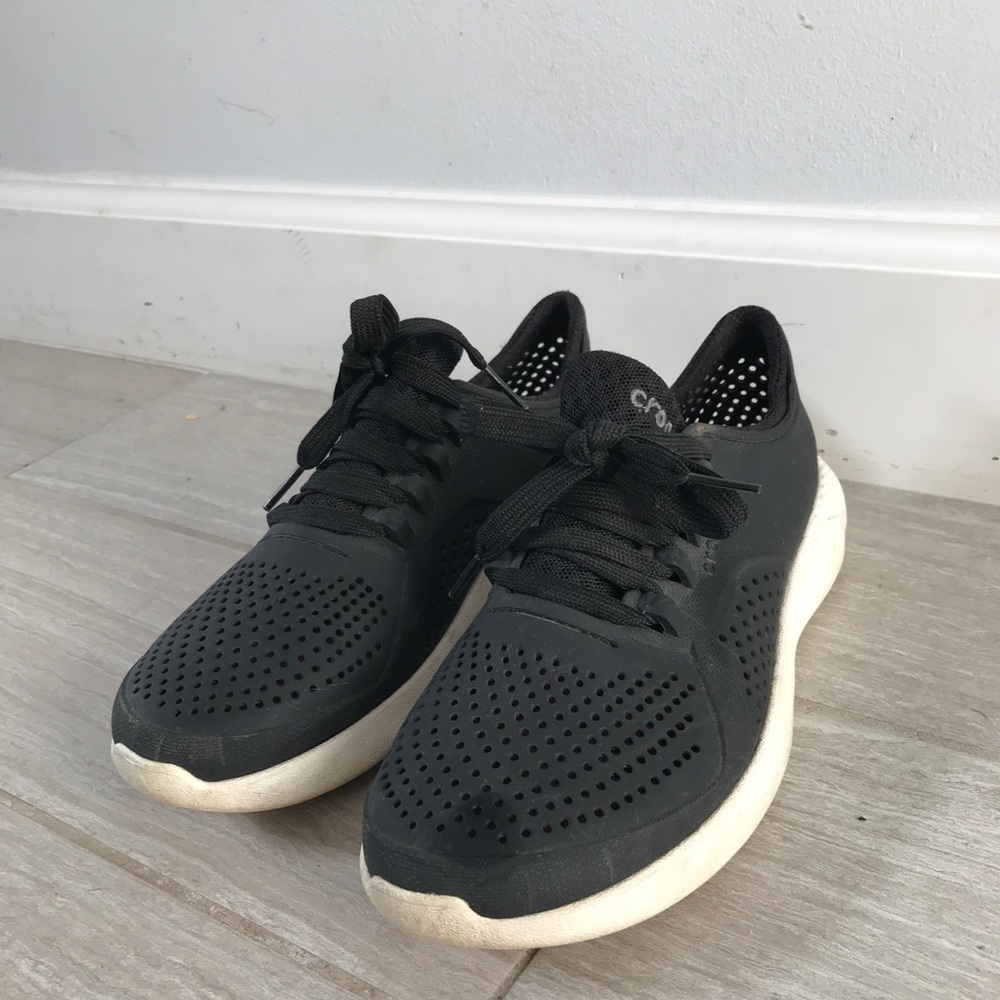 Size 7 crocs tennis shoe style